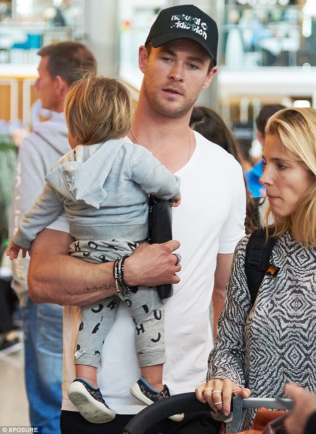 Spotted Chris Hemsworth lleva a su hijo en brazos todo el tiempo