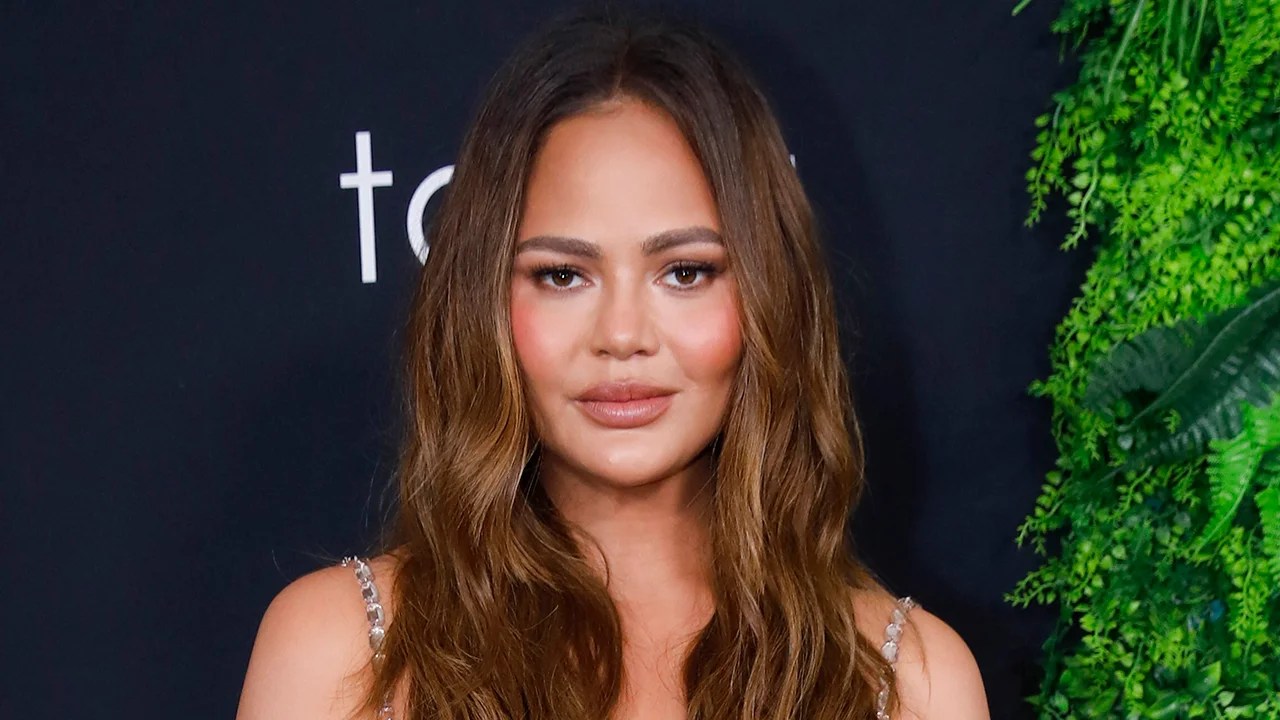 Chrissy Teigen Gets Emotional in Frantic Video After Flight’s Erroneous