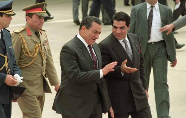 Tunisian President Zine El Abdine Ben Ali welcomes Egyptian President Hosni Mubarak at Tunis international airport. Ph. Norbert Schiller