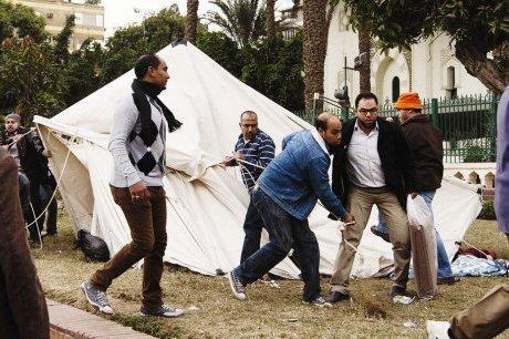 Les tentes des opposants ont été brutalement vidées et arrachées, hier, au Caire. (ph. gianluigi guercia/afp)