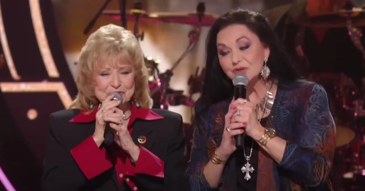 Loretta Lynn's Sisters Sing 'Coal Miner's Daughter' As Tribute