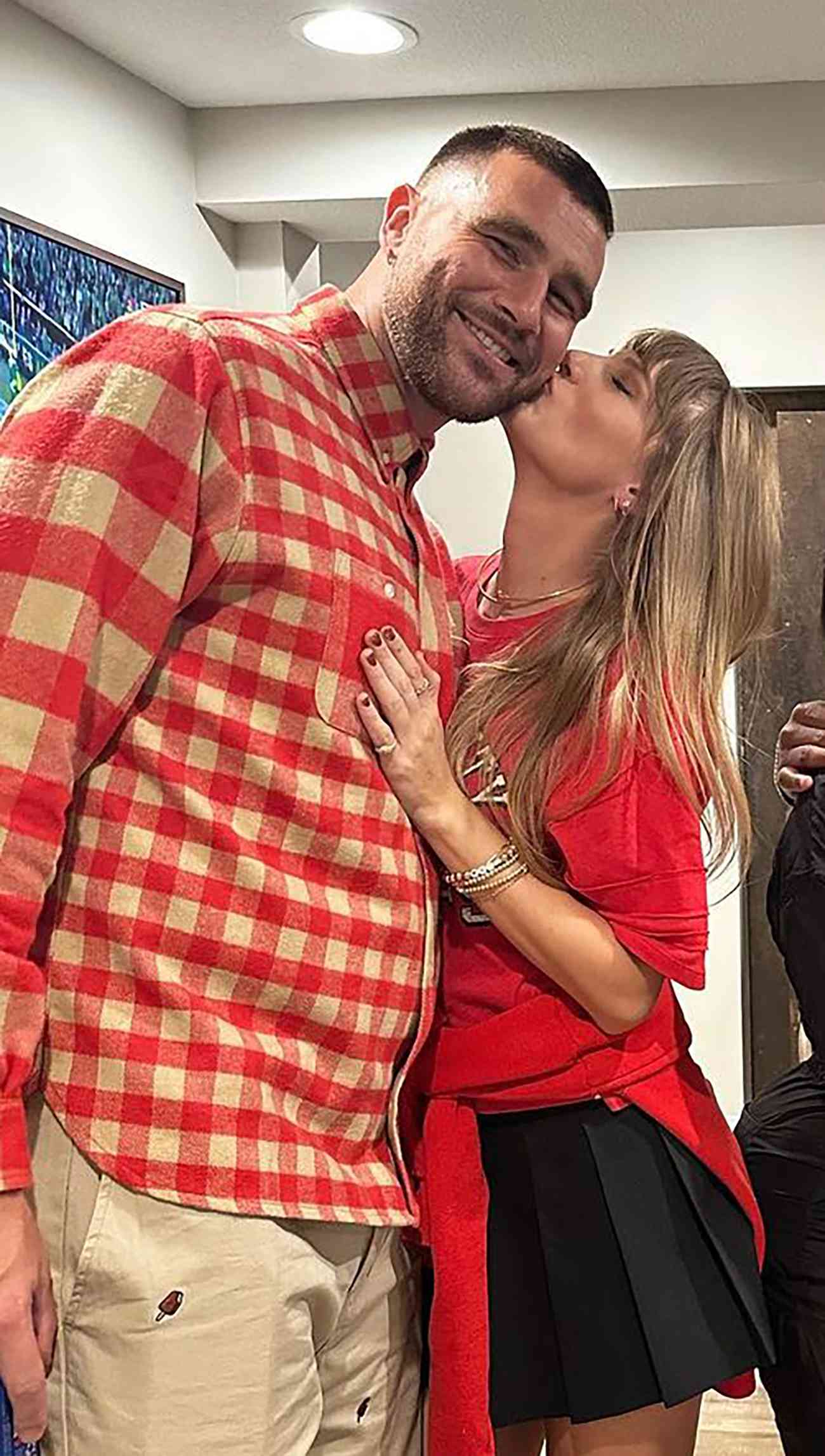 Taylor Swift and Travis Kelce fans go wild after spotting 'hickey' on