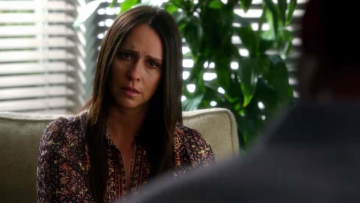 Is Jennifer Love Hewitt pregnant on 911?