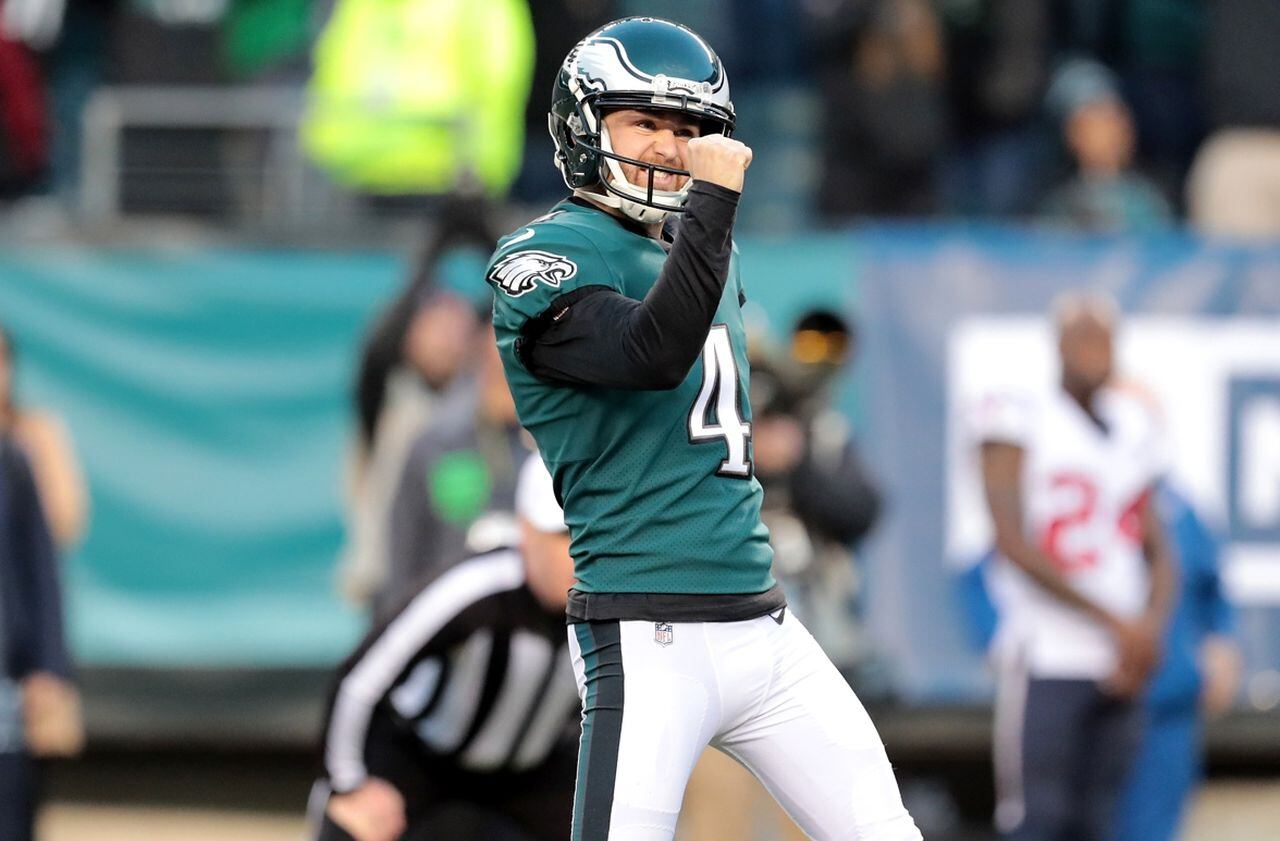 Eagles’ Jake Elliott shows off his ridiculous golf trickshot skills