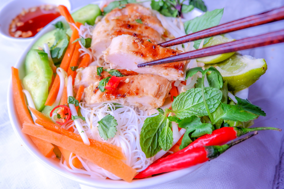 Serve up this healthy noodle bowl recipe with tender chicken, veggies and flavors of lemongrass. The perfect recipe to make #mealprep #ricenoodlebowl #easy #lunch #lightmeal #Vietnamese #lunch #shredded #rotisserie