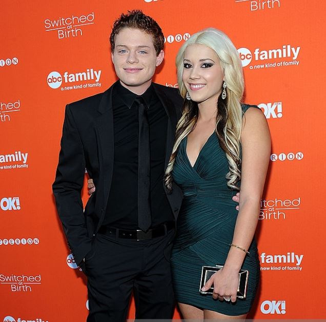 Quick Celeb Facts Sean Berdy Married, Wife, Gay, Girlfriend, Net