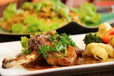 chuletas empanadas en salsa