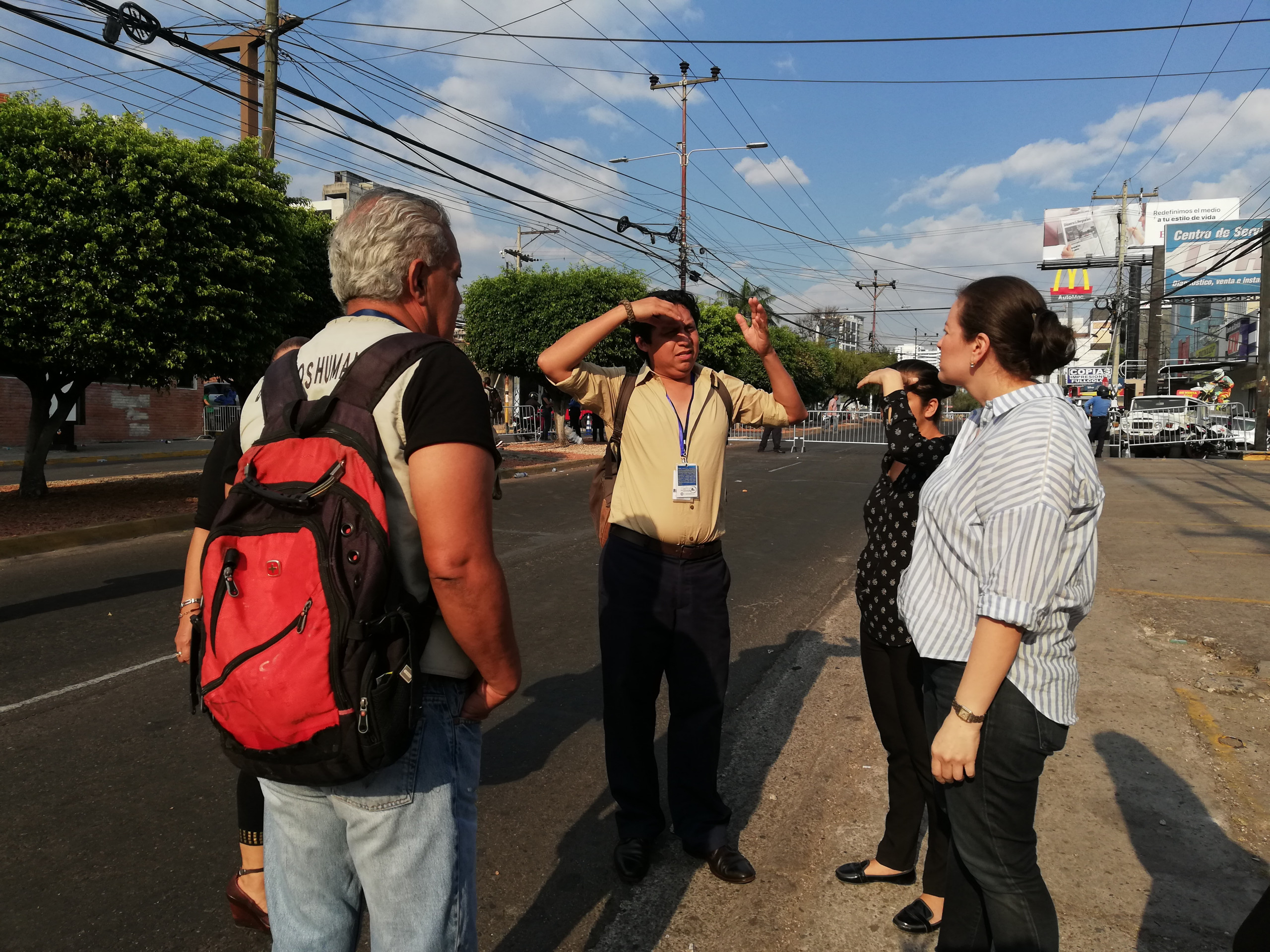 Comerciantes se acercan a defensores y al equipo de RI para dar a conocer su angustia.