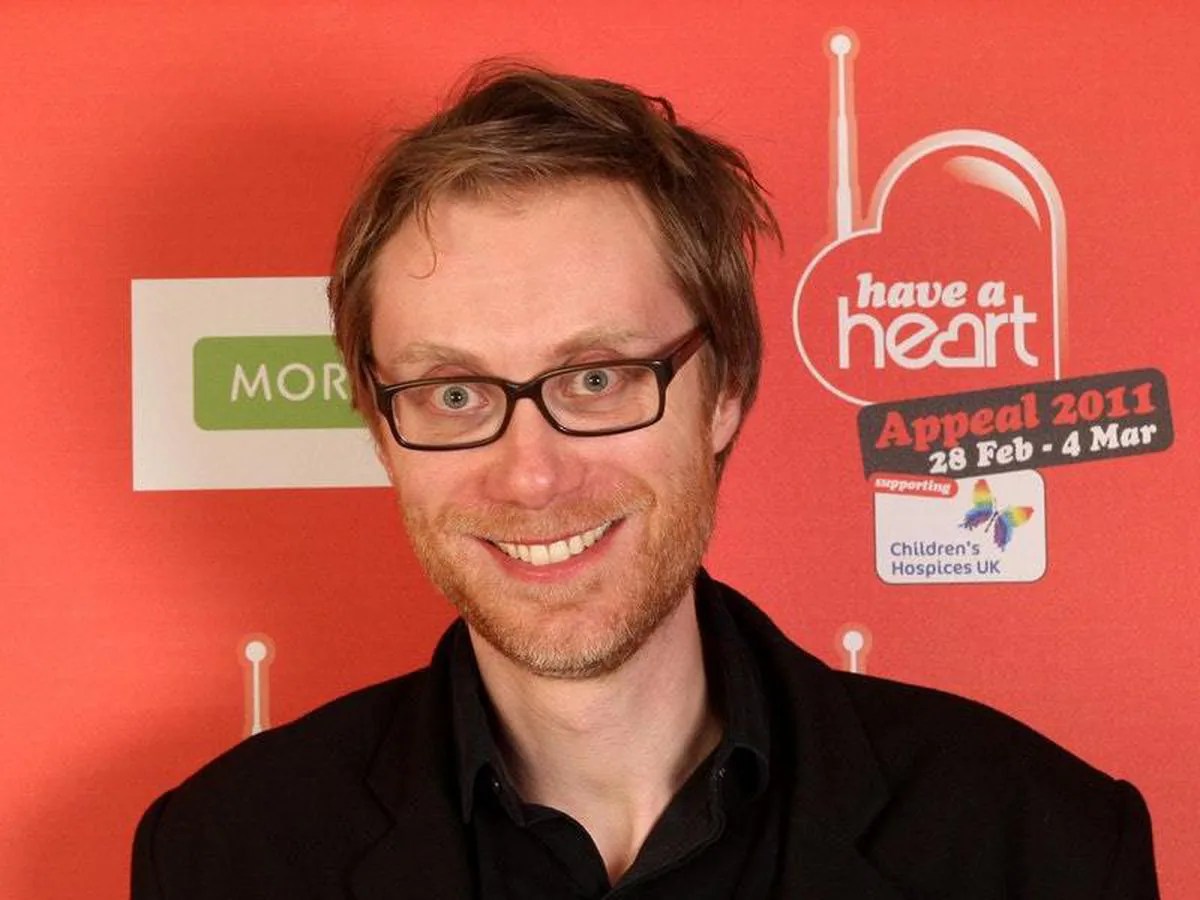 Stephen Merchant uses his height to demonstrate social distancing in