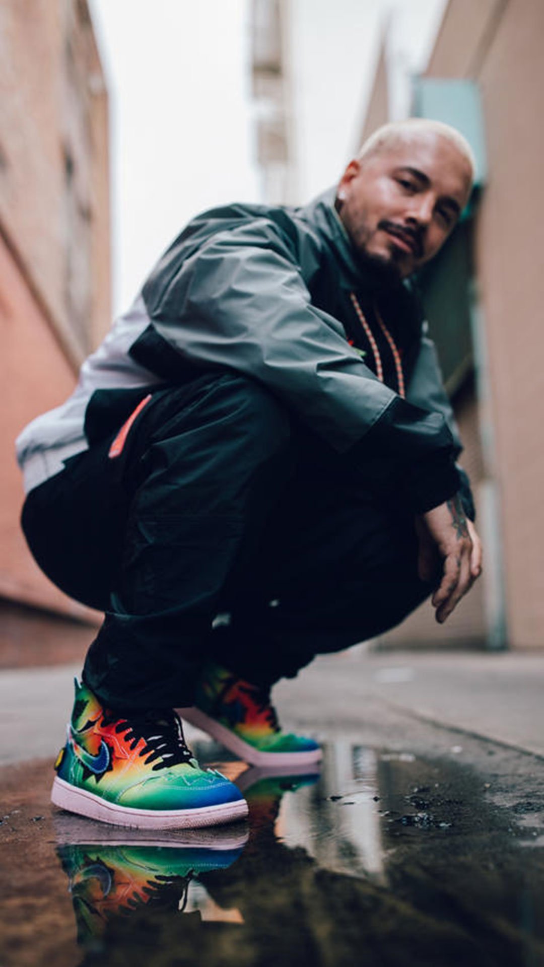 Air Jordan I x J Balvin 4 Jordan I Love Sneakers J Balvin vistiendo sus Air Jordan 1