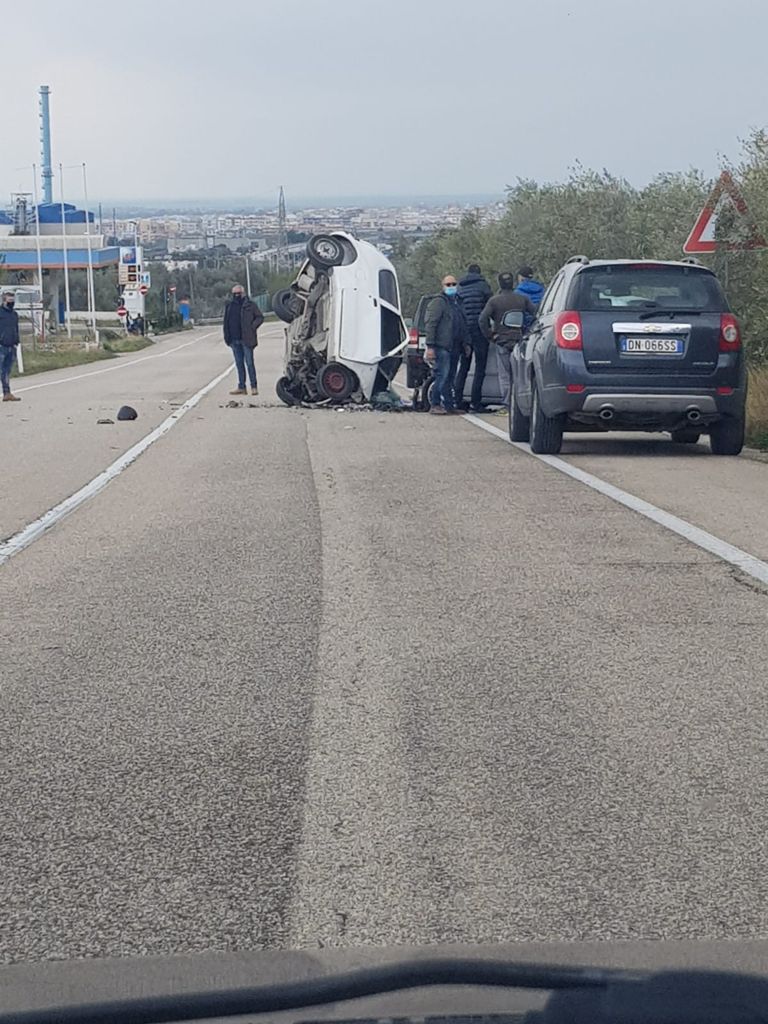 Incidente Fra Due Mezzi All Ingresso Di Manfredonia Un Morto E Una Ferita Foto
