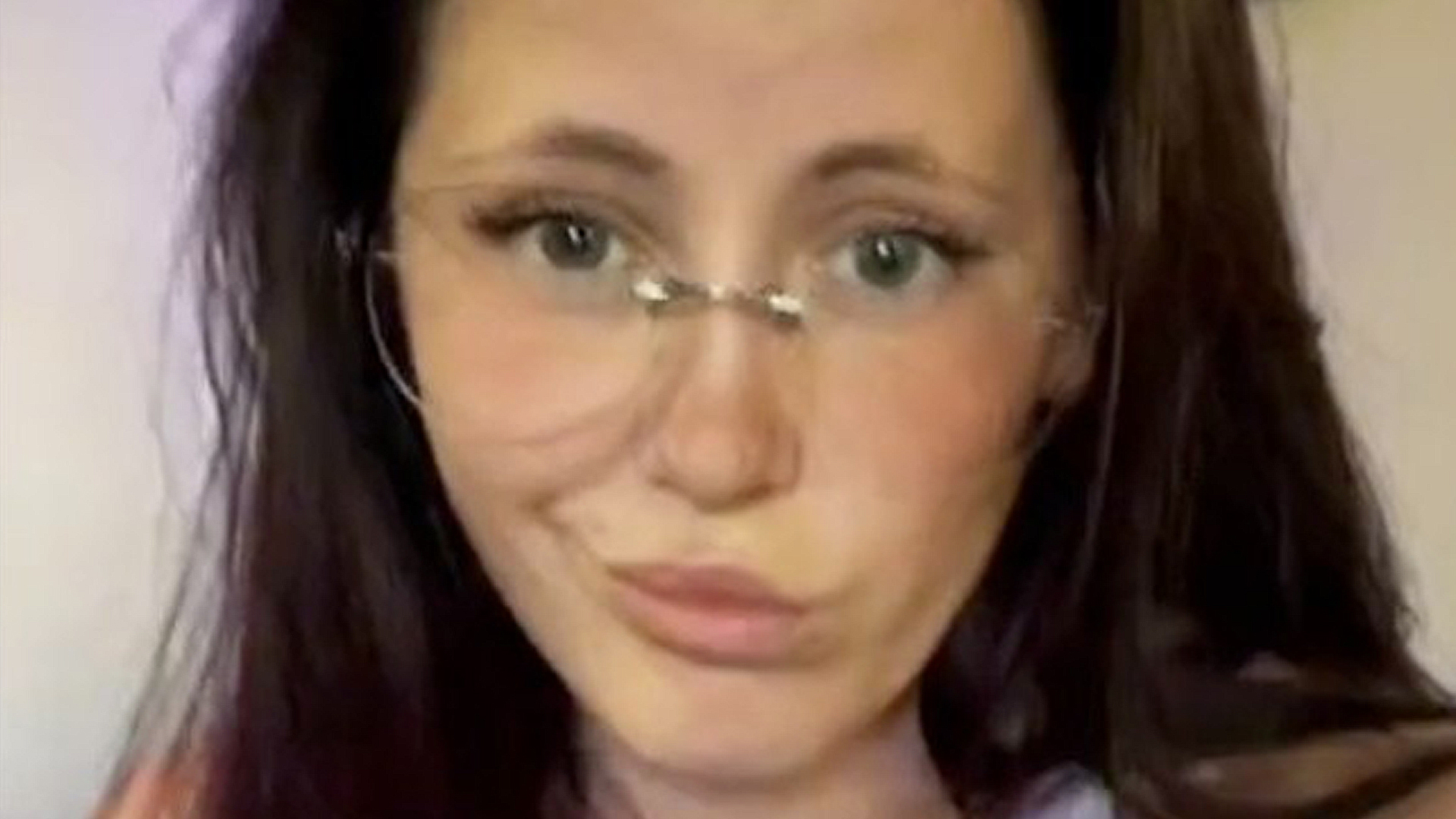 Teen Mom Jenelle Evans goes braless & shakes hips in raunchy TikTok