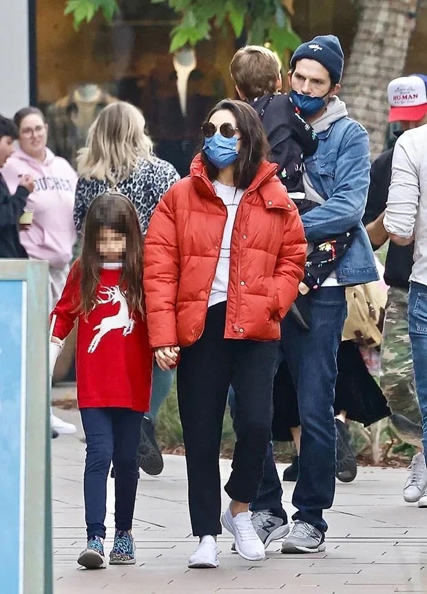 Ashton Kutcher, Mila Kunis take kids out for lastminute holiday shopping