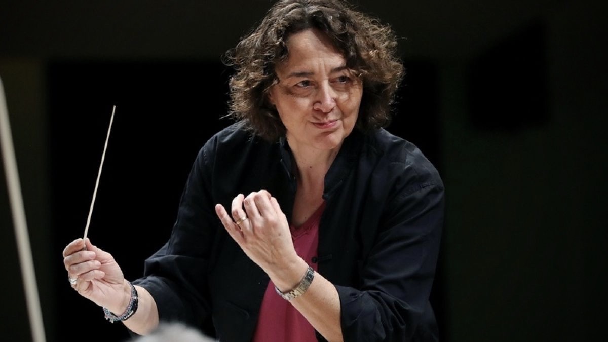 Hostující dirigentka Natalie Stutzman vede orchestr Minnesota na významném hudebním programu