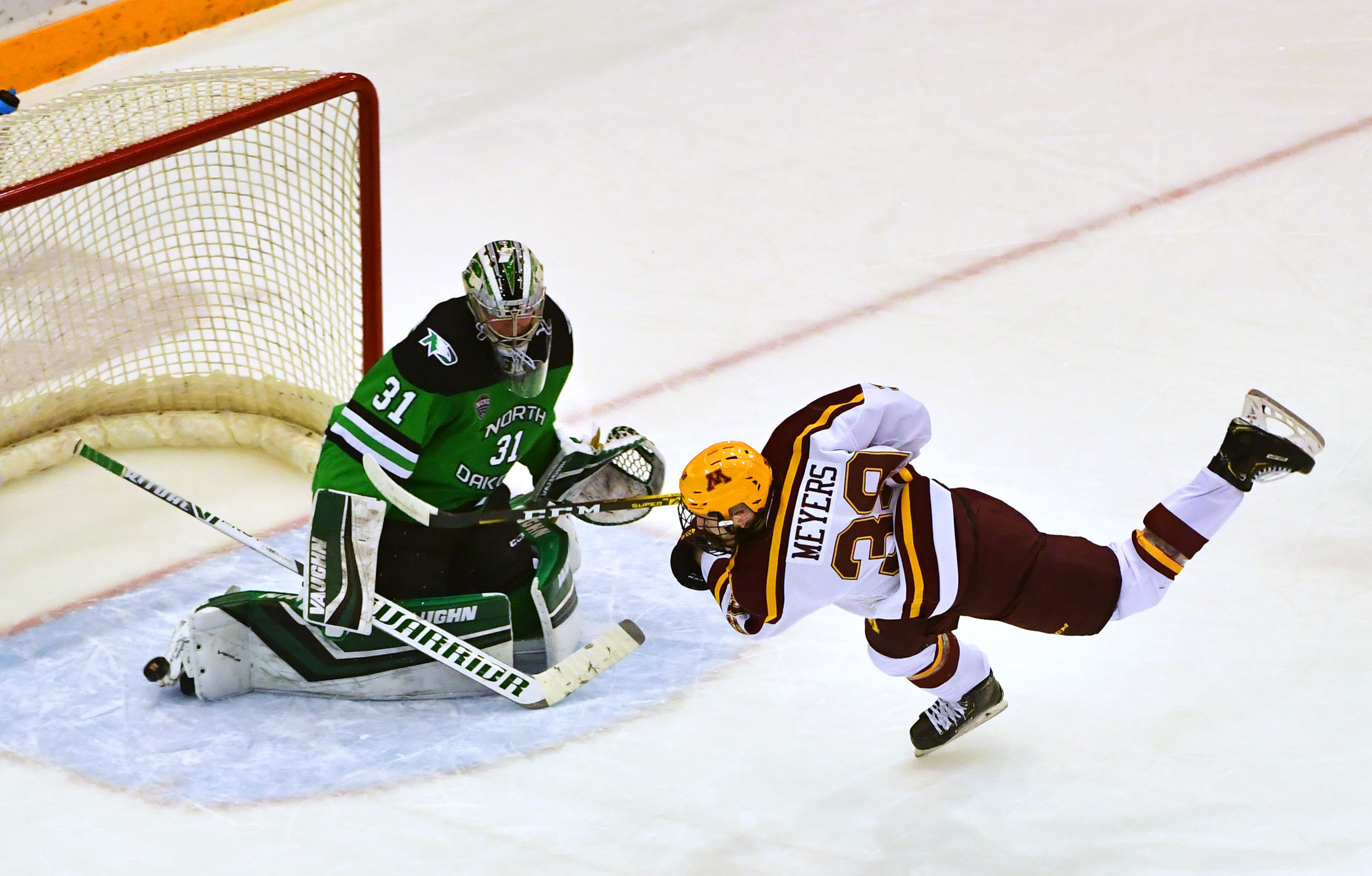 North Dakota Roasts Gophers 9 3 In Men S Hockey Twin Cities