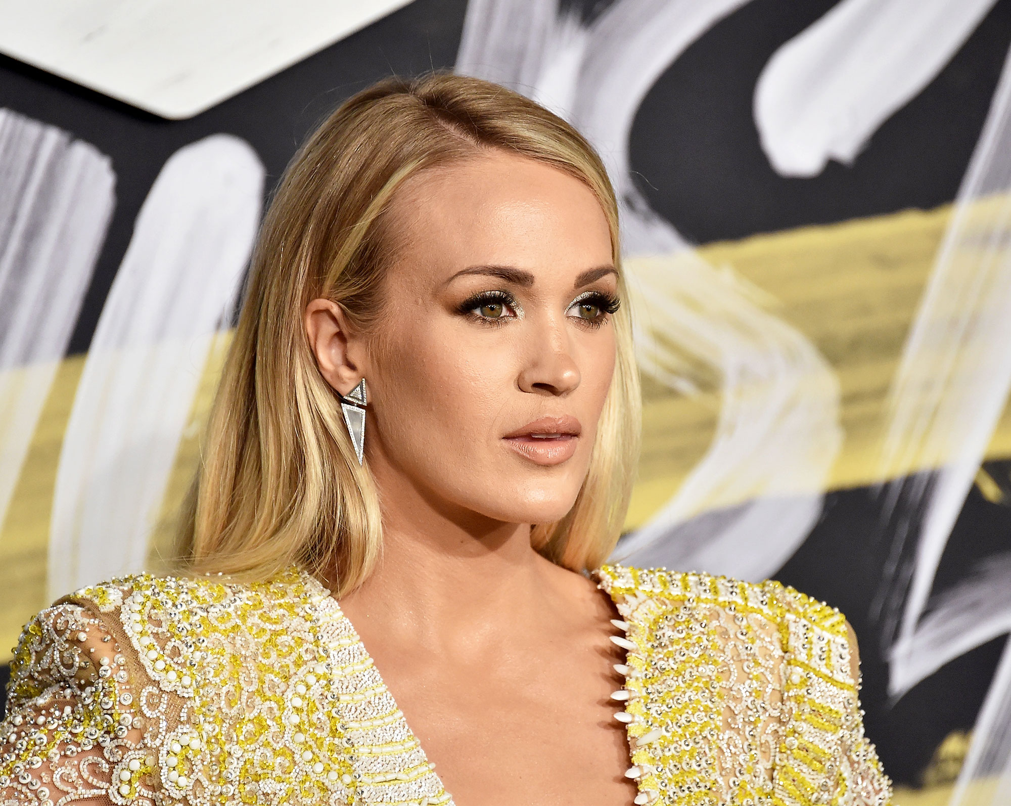 Pregnant Carrie Underwood Cancels Shows ‘Due to Illness’