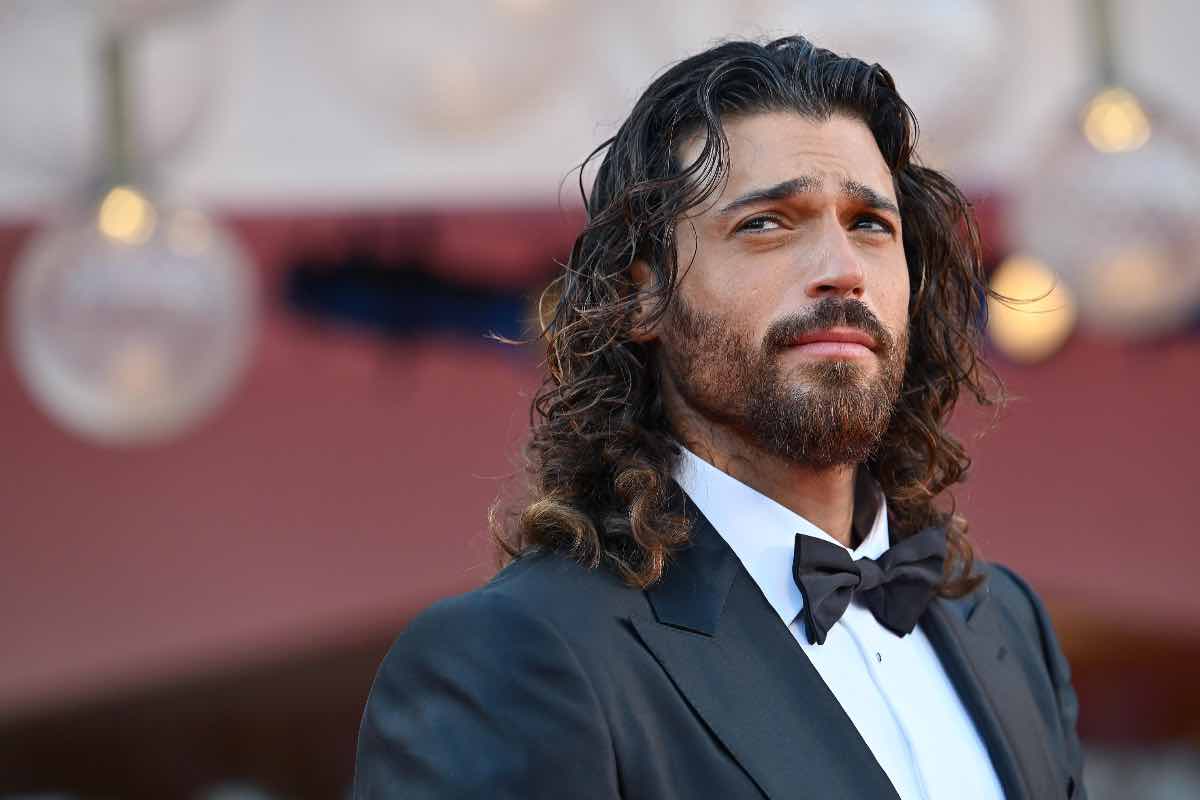 Can Yaman irriconoscibile cosa è successo all'attore Velvet Gossip