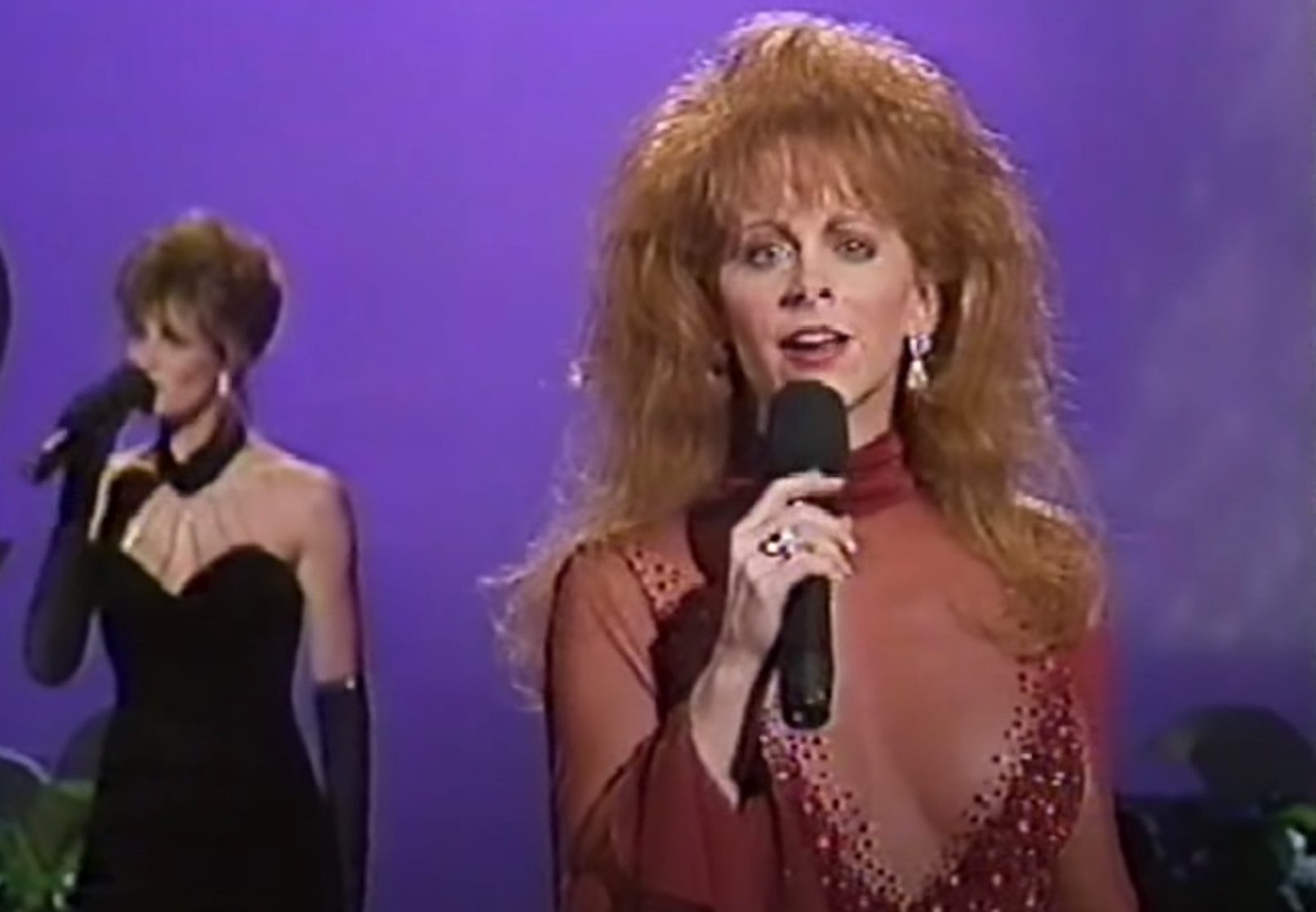 CMA Awards 1993 Reba McEntire’s “Racy” Red Dress Sparks Controversy