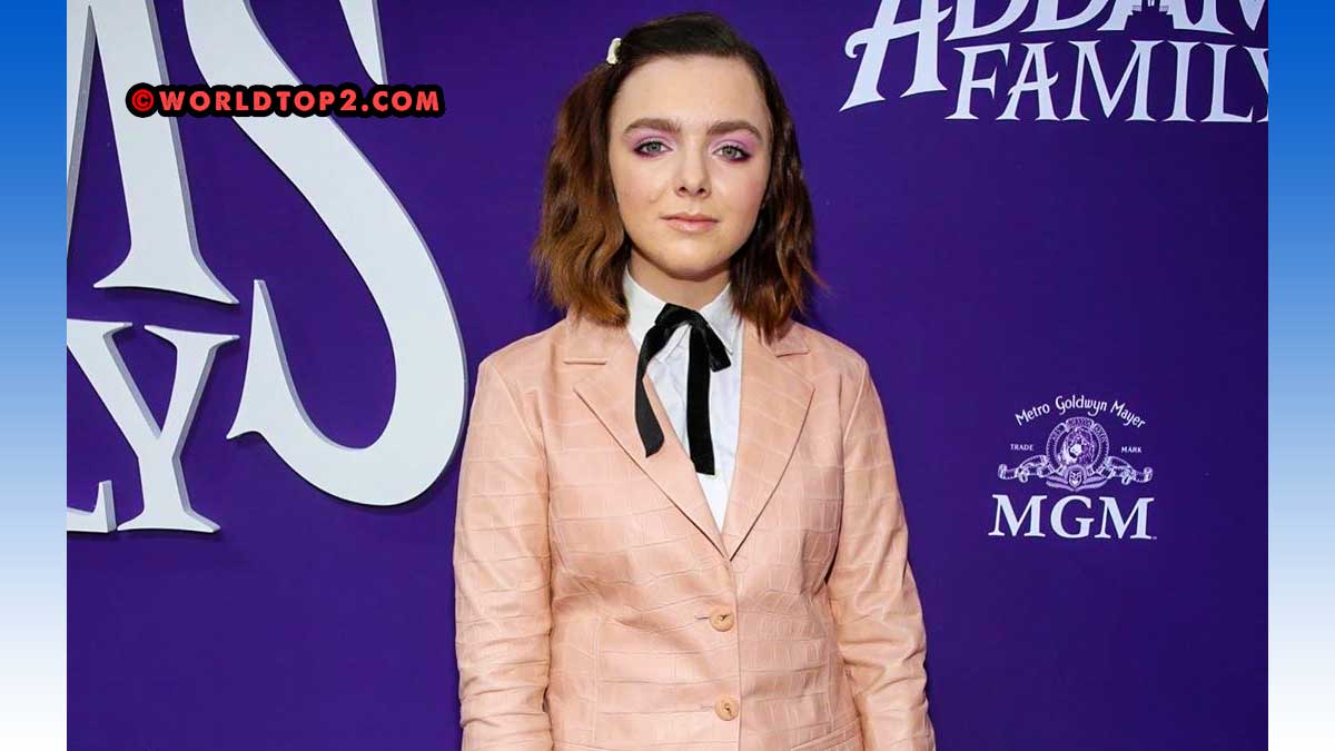 SANTA MONICA, LOS ANGELES, CA, USA FEBRUARY 23 Actress Elsie Fisher Wearing A Paul Smith Suit