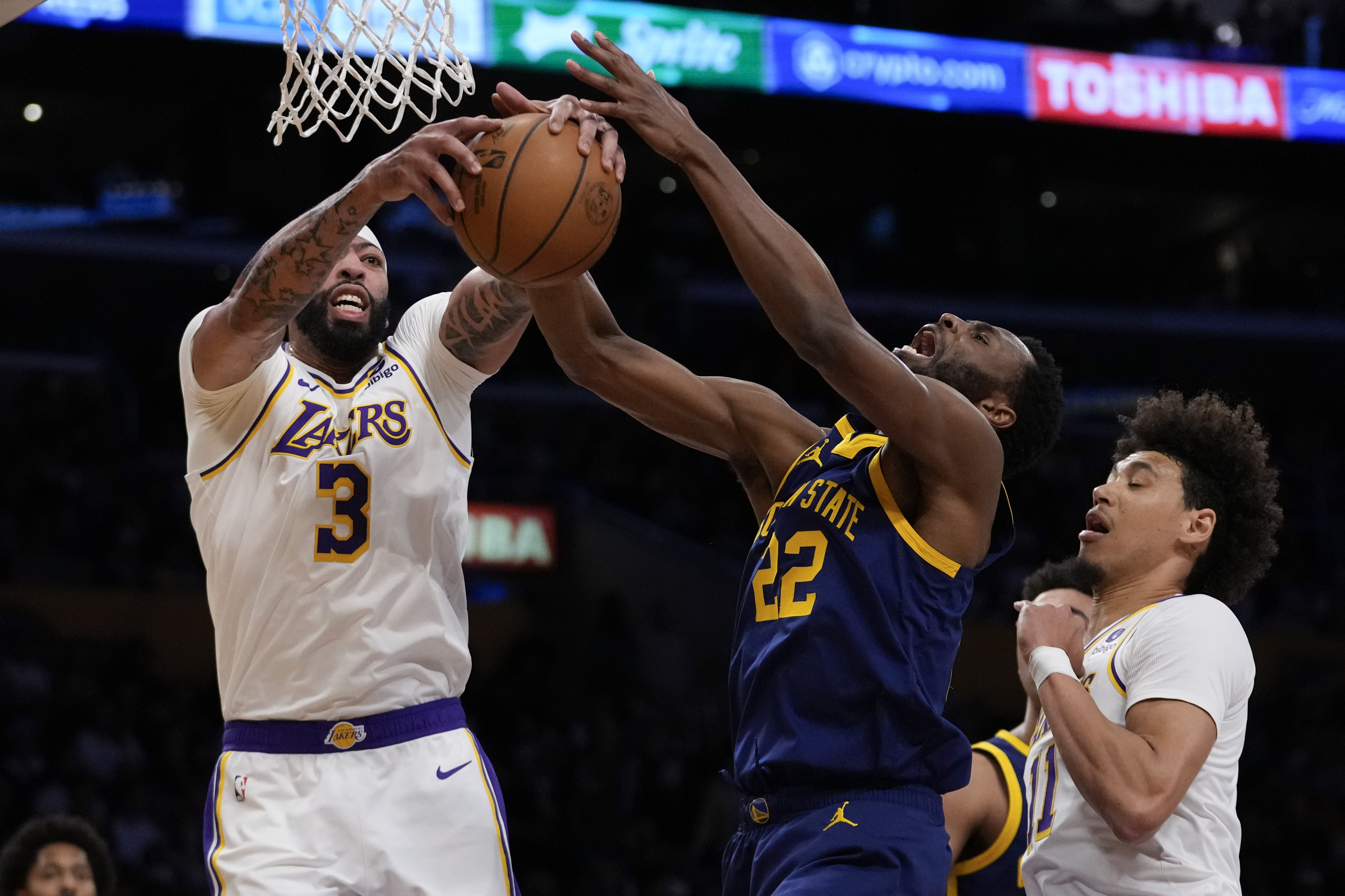 Lakers’ Anthony Davis suffers eye injury during first quarter against