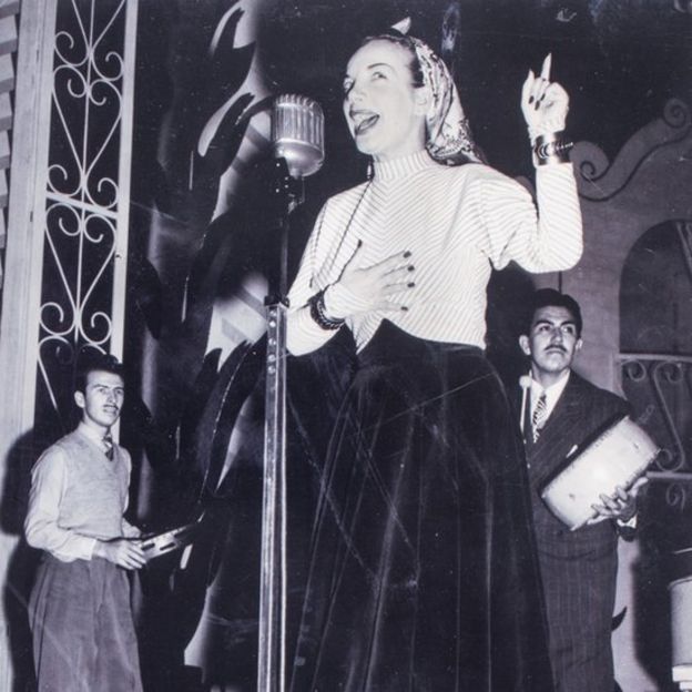 Carmen Miranda em gravação na BBC, em Londres, com o conjunto Bando da Lua