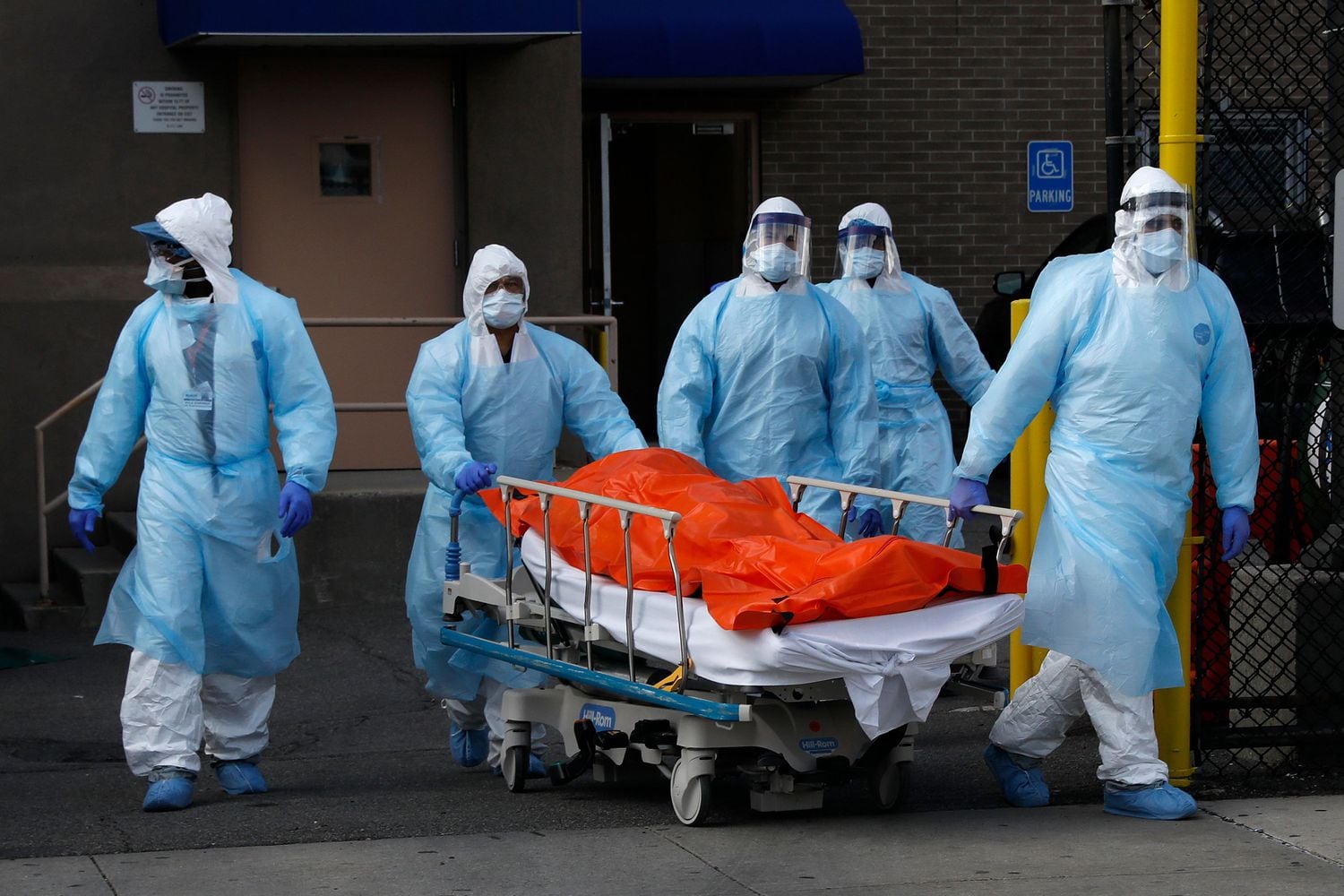 Sanitarios transportan el cadáver de una persona muerta en un hospital de Nueva York por coronavirus.