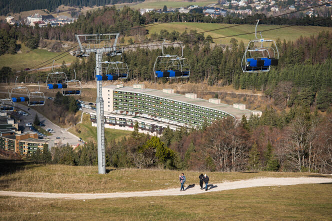 Les pistes de ski alpin de Villard-de-Lans (Isère) dans le massif du Vercors, à environ 1 400 mètres d'altitude qui sont fermées et parcourues par des randonneurs, le 29 décembre 2022.