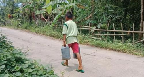Kisah bocah SD di Karawang bernama Fauzan rela memulung demi bisa membeli sepatu. (Foto: Ryan Ferdiana/ACT News)