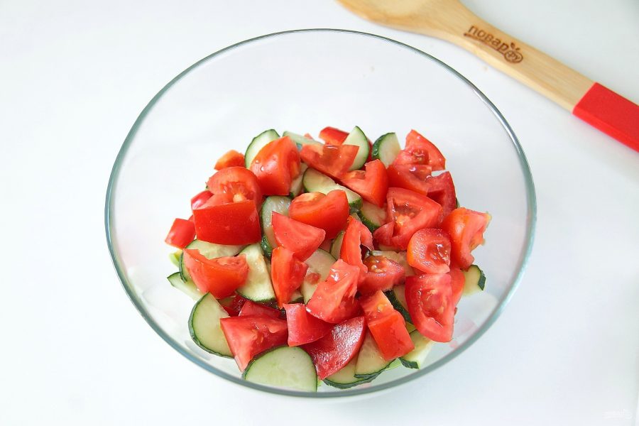 Греческий салат с цуккини и помидорами