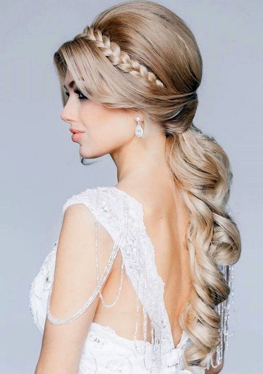 Featured Photo of Flowy Goddess Hairstyles