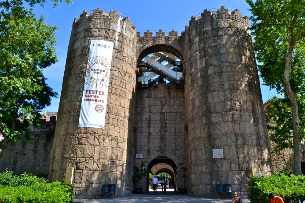 Главный вход а деоевню – ворота города Àvila (фото: Oh-Barcelona.com)