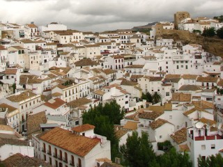 Сетениль-де-лас-Бодегас — белый город в скалах
