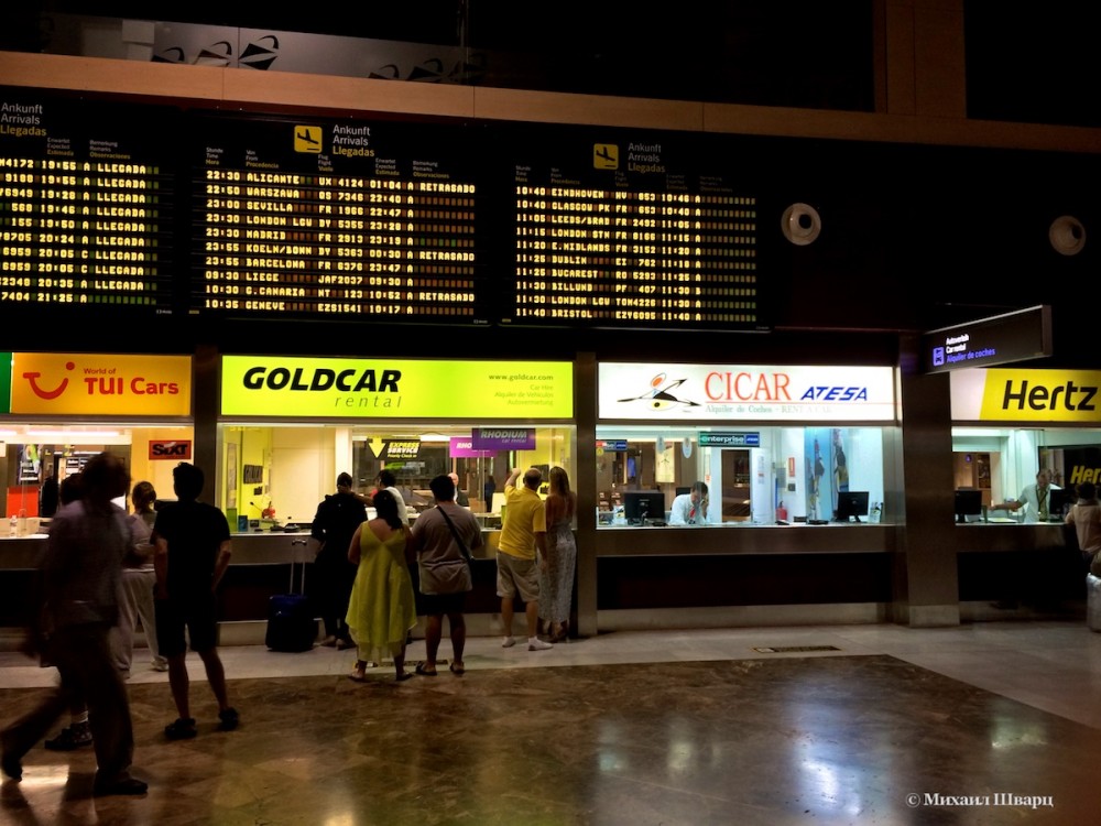 Прокатные конторы в аэропорту Тенерифе. Очередь в Goldcar.