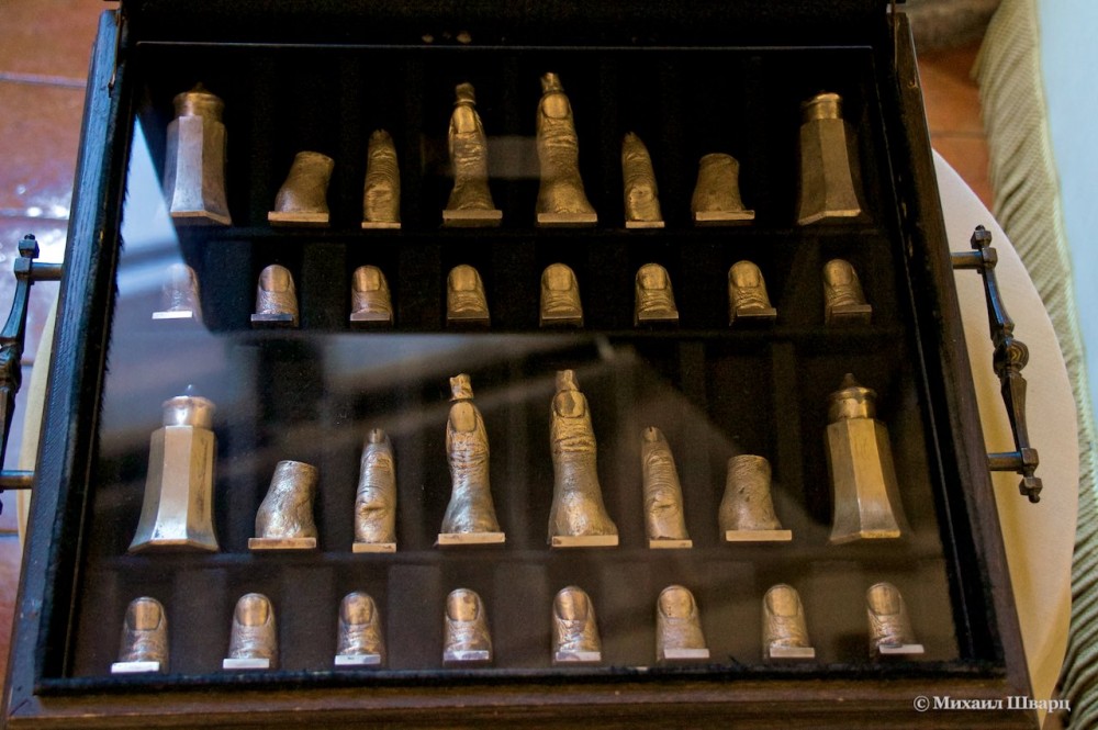 Шахматы в виде пальцев рук