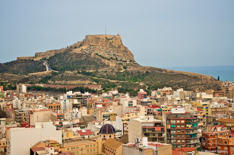 Вид на крепость Санта-Барбара с замка Сан-Фернандо