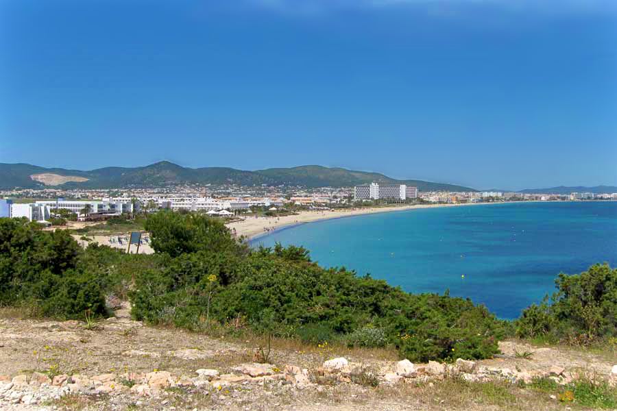 Смотровая на пляж Плая Босса (фото: Apartments in Ibiza)
