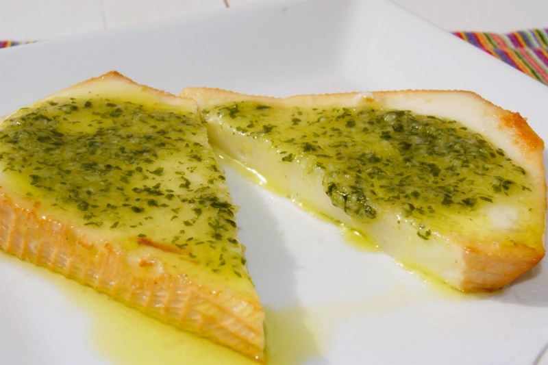 Жареный сыр с зеленым соусам