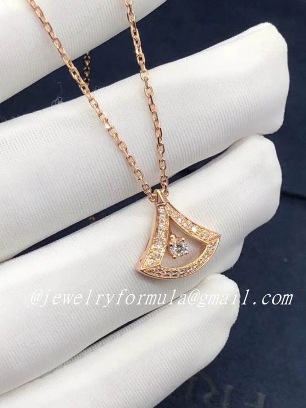 Customized Jewelry:DIVAS’ DREAM openwork necklace in 18kt rose gold set with a central diamond and pave diamonds