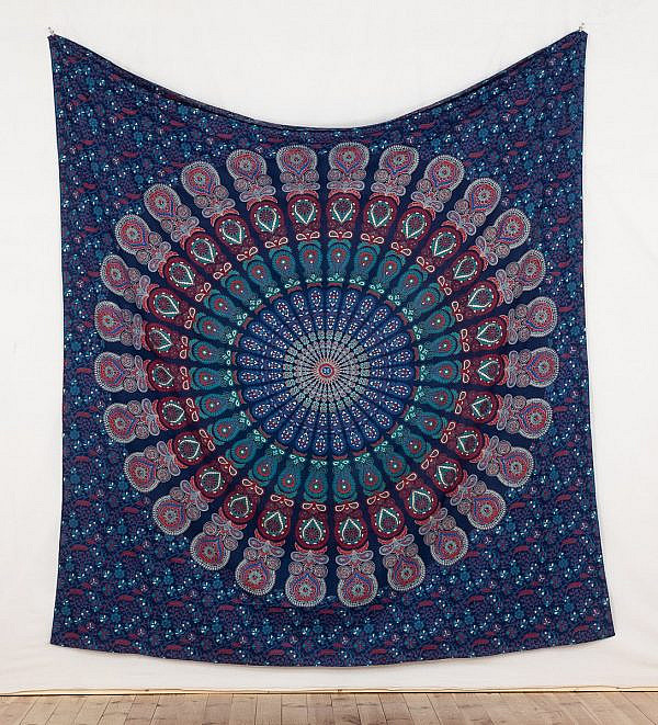 Mandala Wandtuch in blau mit Pfauenfeder Muster