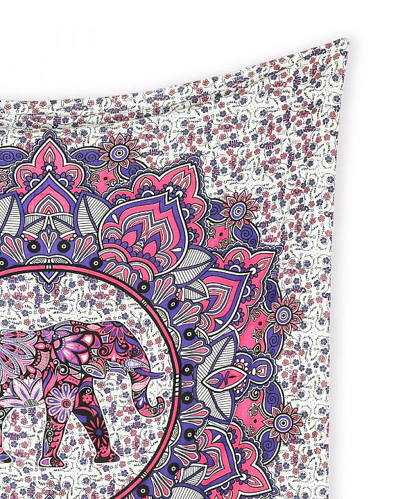 Wandtuch mit Elefant im Blütenkreis in rosa und lila auf Stoff in weiß.