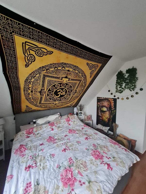 Wandtuch Om Zeichen gelb - indischer Wandteppich von Karmandala über dem Bett