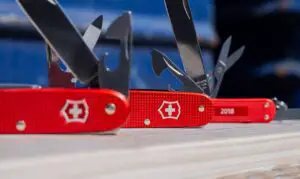 red color swiss army knives