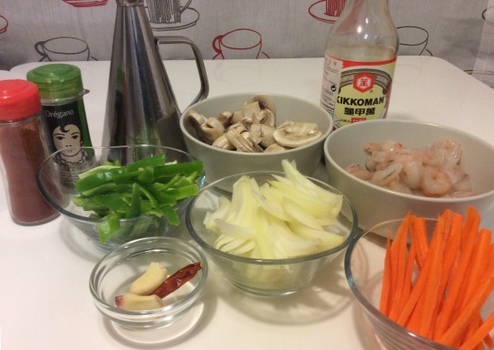 Ingredientes para preparar un Wok de gambas y champiñones