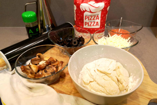 Ingredientes para preparar una pizza capricciosa casera
