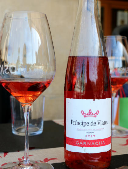 Botella y copa de vino rosado Príncipe de Viana - A Tavola con il Conte