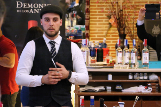Santi Dorado, el barman