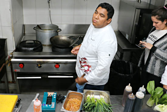 Chef en cocina durante DoromariSabeaPerú