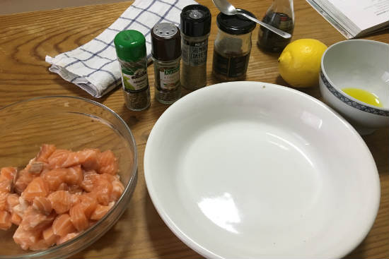 Mezclamos el pescado con las especias, la sal y el limón