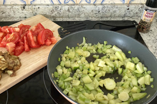 Terminamos la salsa con tomate recién triturado - La mesa del Conde