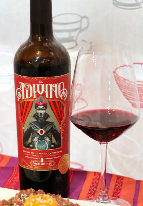 Copa y botella de vino Tinto El Adivino - La mesa del Conde